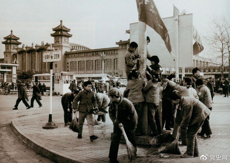 　　1981年2月25日，全國總工會等九個單位發(fā)出倡議，開展“五講四美”文明禮貌活動。圖為北京鐵路一小的少先隊員在北京站西街打掃衛(wèi)生。