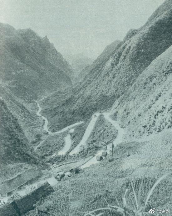 　　1935年2月18日至21日，紅軍奪取桐梓、占領(lǐng)婁山關(guān)、再克遵義城，取得了殲滅和擊潰國民黨軍2個(gè)師又8個(gè)團(tuán)的大勝利。圖為黔北要隘婁山關(guān)。