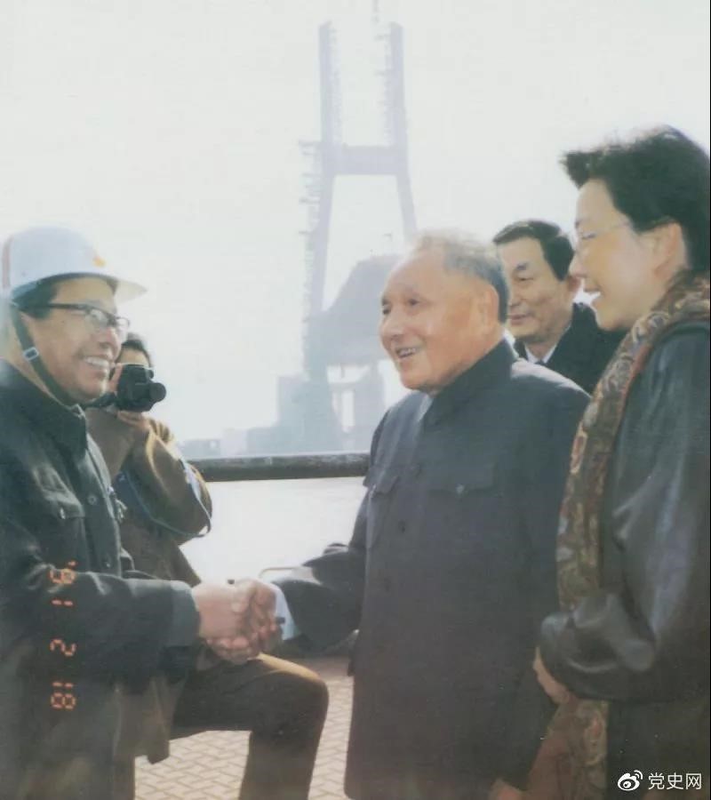 1991年2月18日，鄧小平視察上海南浦大橋工地時(shí)同大橋工程設(shè)計(jì)人員握手。