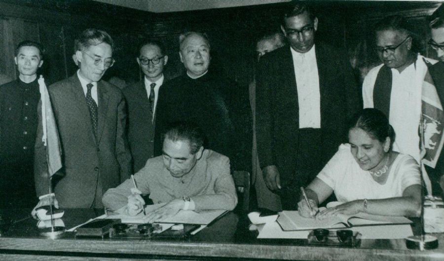 　　1964年2月26日至29日，周恩來訪問錫蘭（今斯里蘭卡）時，和總理西麗馬沃·班達(dá)拉奈克夫人簽署中錫聯(lián)合公報。