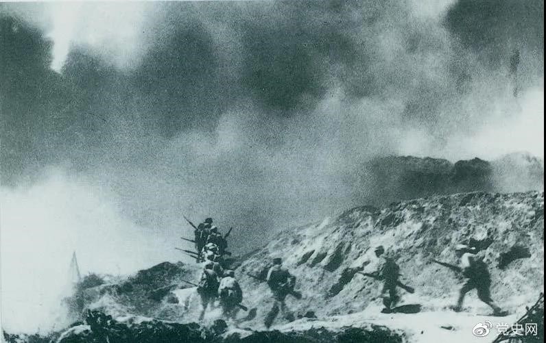 　　1948年2月28日至3月3日，西北野戰(zhàn)軍發(fā)起宜川戰(zhàn)役，殲滅國(guó)民黨軍2.9萬余人，取得了轉(zhuǎn)入外線作戰(zhàn)后的第一個(gè)大勝利。圖為部隊(duì)攻占瓦子街。 