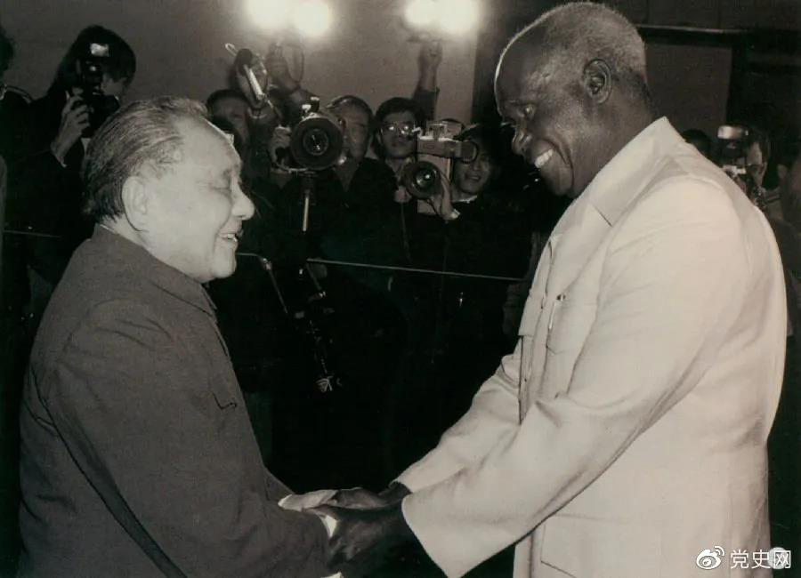 1988年3月1日，鄧小平在北京會(huì)見贊比亞總統(tǒng)肯尼斯·戴維·卡翁達(dá)。