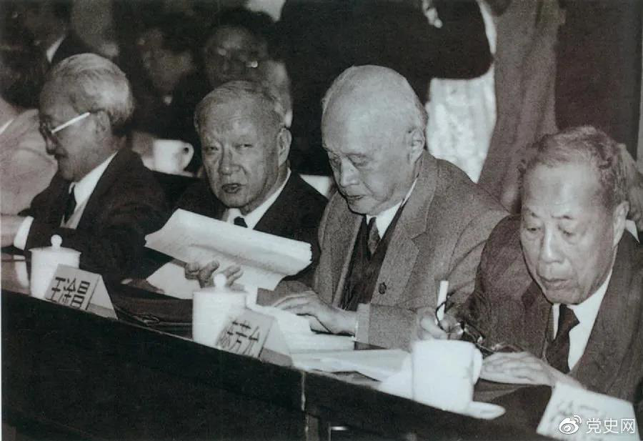 1986年3月，由4位老科學(xué)家倡議，經(jīng)鄧小平批示，中國(guó)制定實(shí)施了高技術(shù)研究發(fā)展計(jì)劃。圖為“863”計(jì)劃的4位倡導(dǎo)人王大珩（左2）、王淦昌（左3）、楊嘉墀（左1）、陳芳允（左4）。