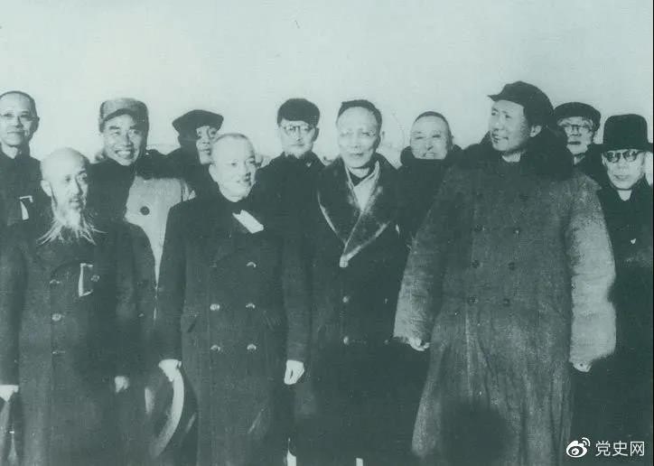 1949年3月，各界人士代表在北京西苑機(jī)場同毛澤東、朱德等留影。