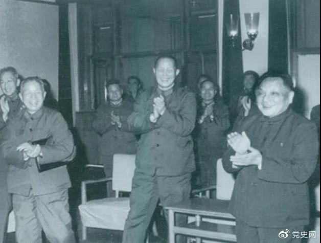1978年3月，鄧小平和參加五屆人大一次會(huì)議的解放軍代表在一起。