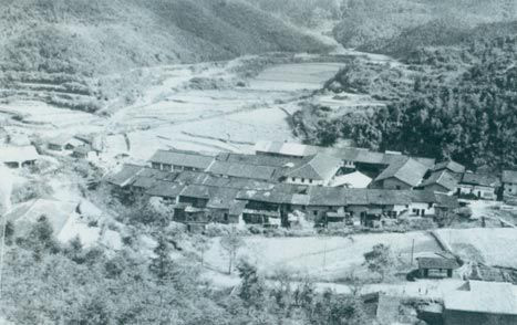 1929年3月14日，毛澤東同朱德指揮紅四軍進(jìn)攻長嶺寨，殲敵兩千余人，擊斃敵旅長郭鳳鳴，乘勝占領(lǐng)長汀城。圖為長嶺寨。