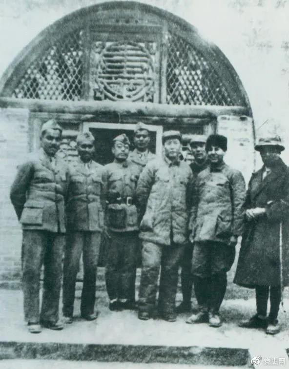 1939年3月15日，毛澤東在延安會(huì)見印度援華醫(yī)療隊(duì)全體人員。