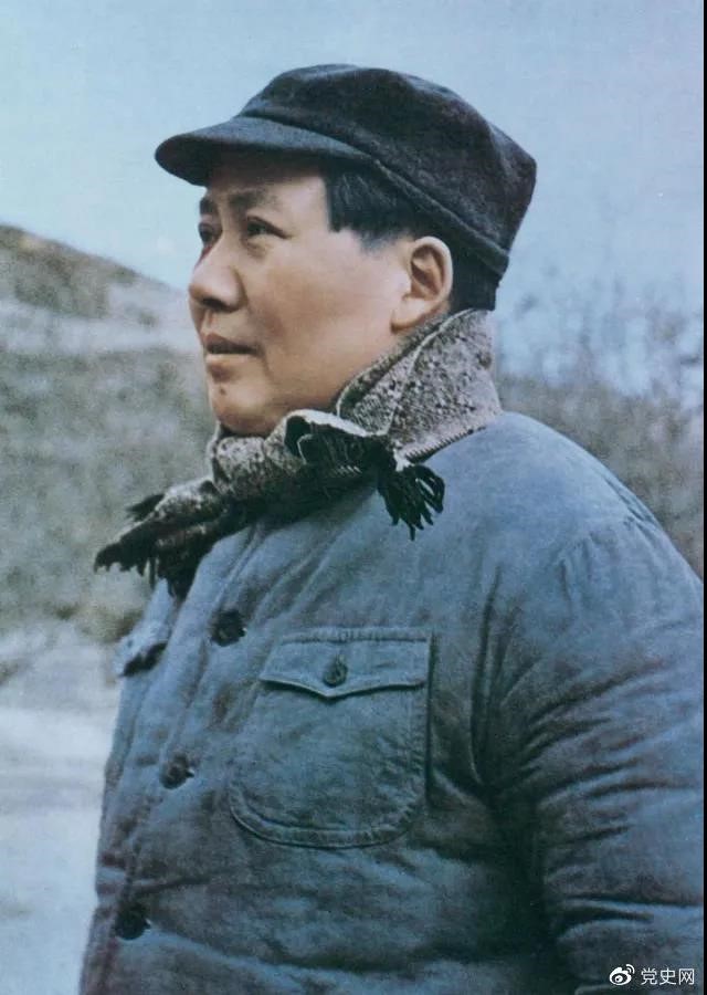 　　1947年3月18日，中共中央機(jī)關(guān)主動撤離延安。毛澤東和周恩來、任弼時等繼續(xù)留在陜北，指揮全國人民解放戰(zhàn)爭。這是轉(zhuǎn)戰(zhàn)陜北前夕的毛澤東。