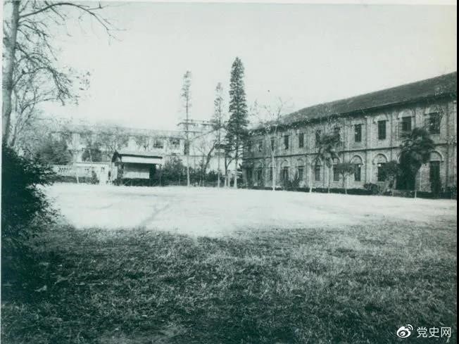 　　1927年3月18日，毛澤東出席在武昌舉行的河南武裝農(nóng)民代表大會，并作湖南農(nóng)運(yùn)狀況報告。圖為大會會場——武昌農(nóng)講所大操場。