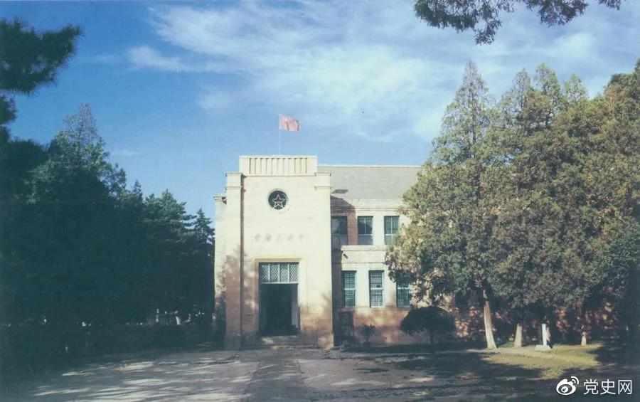 楊家?guī)X革命舊址，位于延安城西北約3公里，是中共中央1938年11月至1947年3月的所在地。