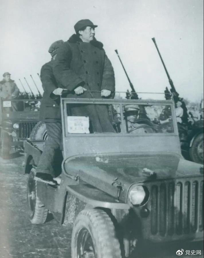 1949年3月25日，毛澤東在北平西苑機(jī)場(chǎng)檢閱部隊(duì)。