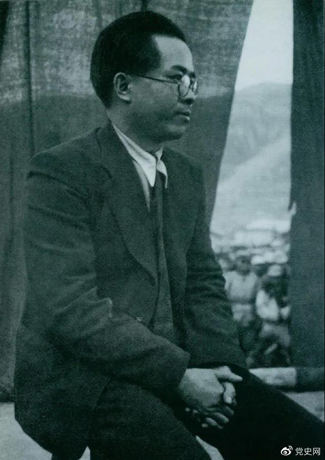 1940年3月26日，任弼時(shí)結(jié)束中共駐共產(chǎn)國(guó)際代表的工作回到延安。圖為他在歡迎大會(huì)上