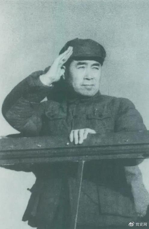 1949年3月，中共中央進(jìn)入北平。圖為周恩來(lái)在北平機(jī)場(chǎng)檢閱部隊(duì)。