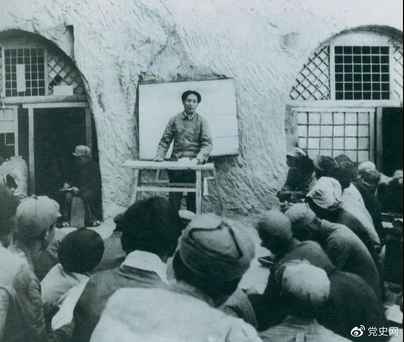 1938年4月，毛澤東在魯迅藝術(shù)學院講演。