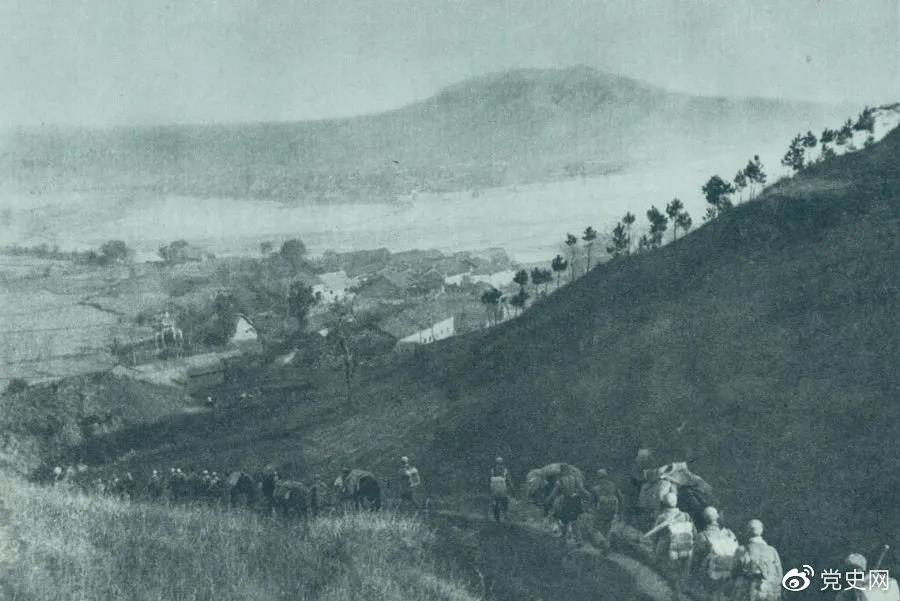 1945年4月6日，太行部隊(duì)等向白晉、同蒲沿線上的日軍展開攻擊。這是八路軍向祁縣開進(jìn)。