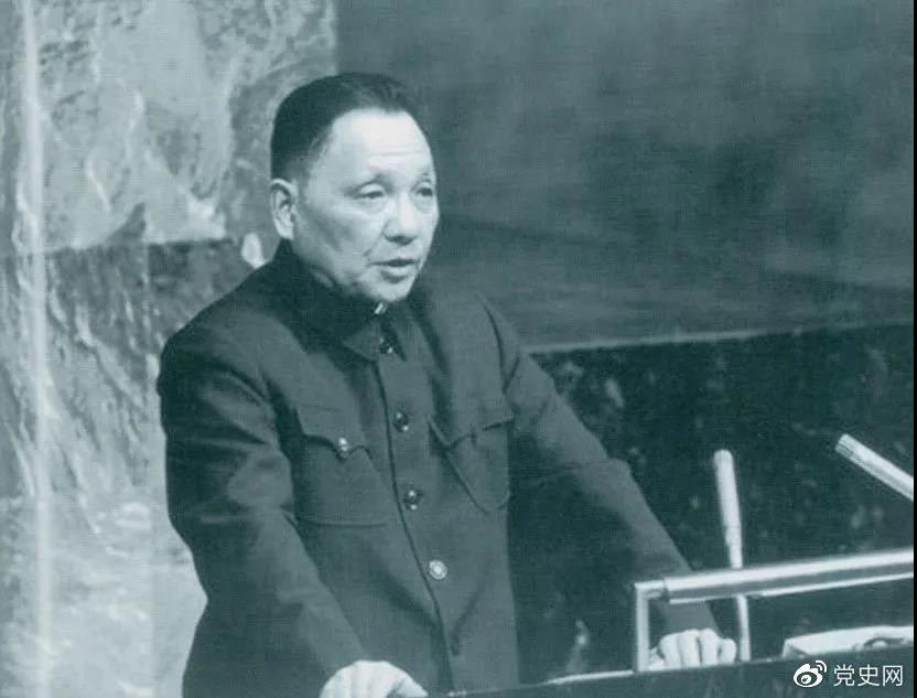1974年4月10日，鄧小平在聯(lián)合國大會(huì)第六屆特別會(huì)議上發(fā)言。