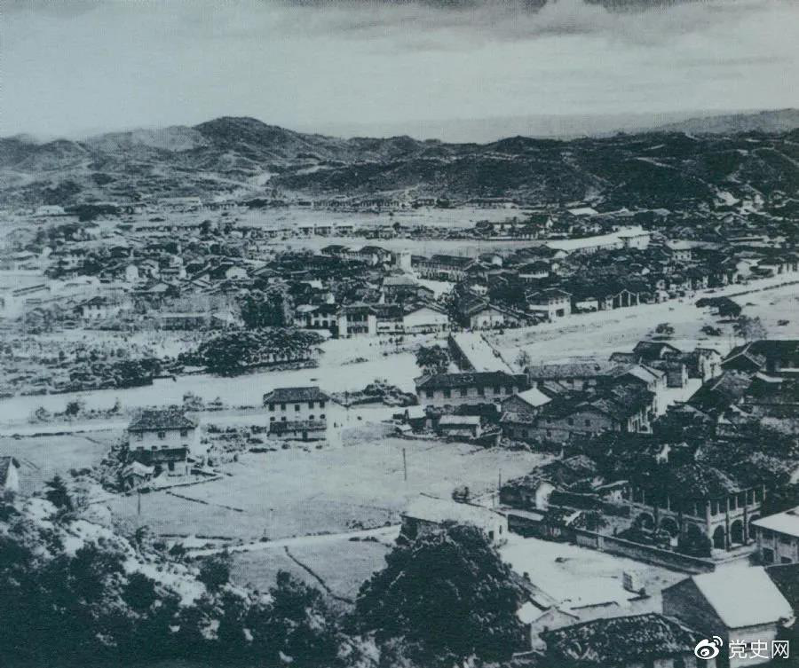 1928年4月，朱德率領(lǐng)南昌起義余部到達(dá)井岡山，與毛澤東領(lǐng)導(dǎo)的部隊(duì)勝利會(huì)師。圖為會(huì)師地點(diǎn)礱市全景。