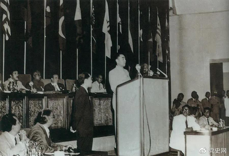 1955年4月18日，亞非會議在萬隆開幕。圖為19日周恩來在會議上發(fā)言。