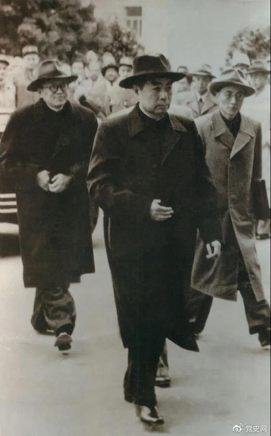 1954年4月26日，日內(nèi)瓦會議開幕。圖為周恩來率中國代表團(tuán)進(jìn)入會場。