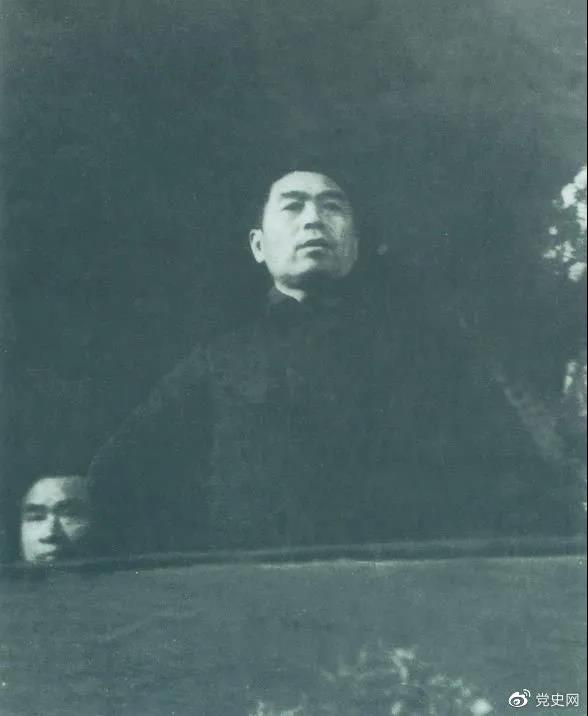 圖為周恩來在中國(guó)共產(chǎn)黨第七次全國(guó)代表大會(huì)上發(fā)言。