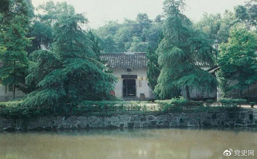 圖為任弼時(shí)故居。1904年4月30日，任弼時(shí)出生在湖南省湘陰縣熟塘鄉(xiāng)唐家橋（今屬汨羅市）。