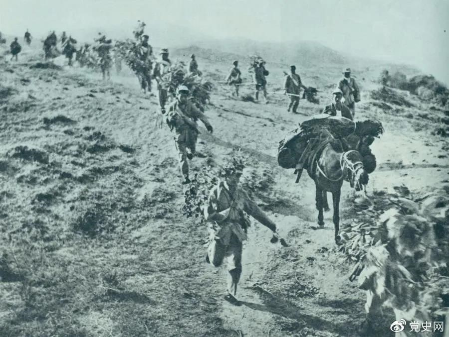 圖為1947年5月在孟良崮戰(zhàn)役中，華東野戰(zhàn)軍向孟良崮挺進(jìn)。