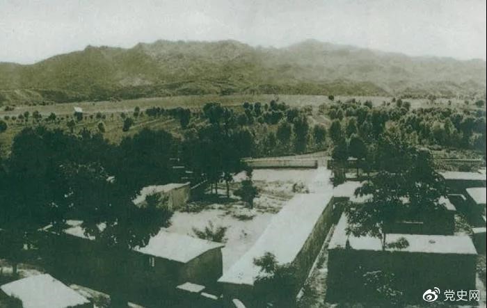 1948年5月，中共中央和人民解放軍總部由陜北遷到河北平山縣西柏坡。圖為中央領(lǐng)導(dǎo)人辦公處所俯瞰。