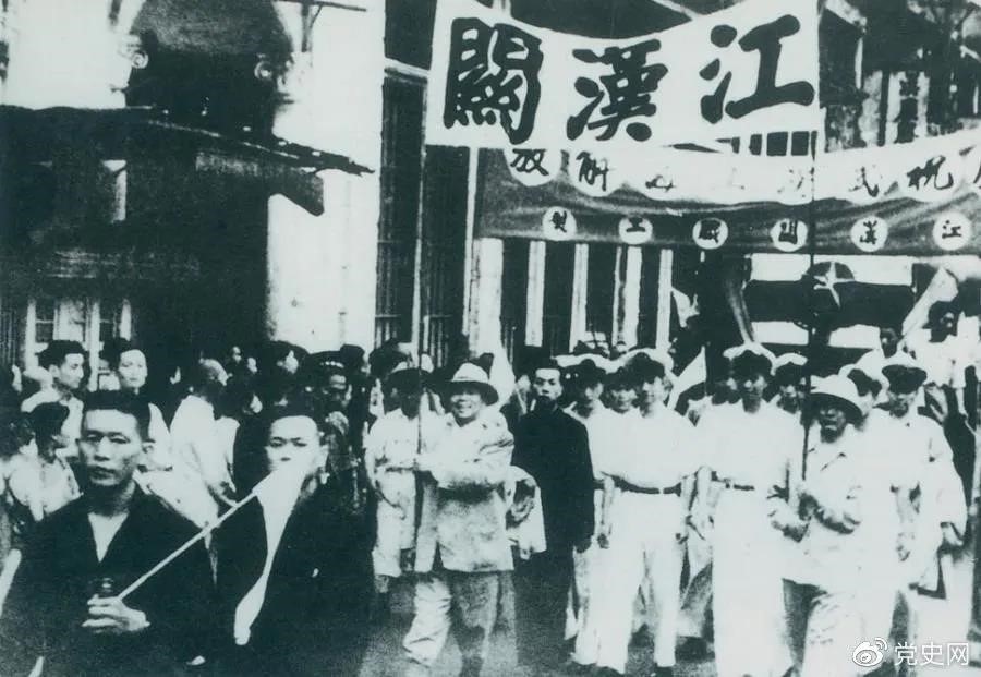 1949年5月17日，第四野戰(zhàn)軍解放武漢。圖為武漢人民歡慶解放。