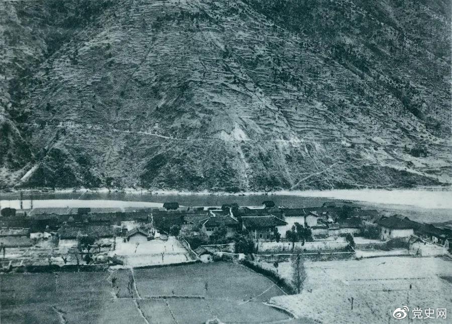 　　1935年5月25日，紅一方面軍到達(dá)大渡河南岸的安順場。紅軍17名勇士靠一葉孤舟強(qiáng)渡大渡河，為沿大渡河左岸北上的部隊打開了一條通道。圖為安順場一角。