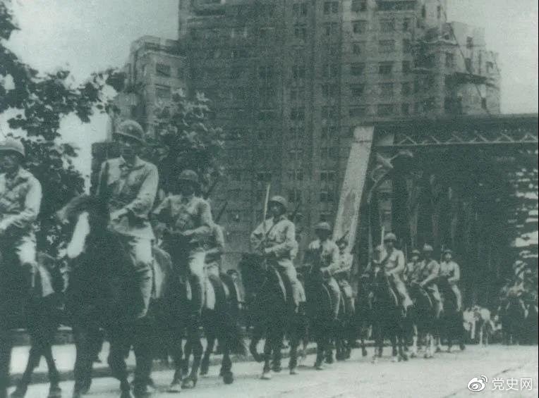 　　1949年5月，人民解放軍殲滅退守上海的敵軍15萬(wàn)人，解放了這個(gè)中國(guó)最大的城市。圖為解放軍進(jìn)駐上海。