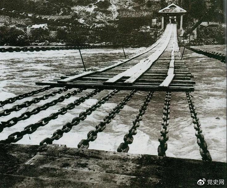 　　1935年5月29日，中央紅軍左縱隊先頭部隊在瀘定橋西頭發(fā)起奪橋戰(zhàn)斗，勝利搶占大橋。圖為瀘定橋。