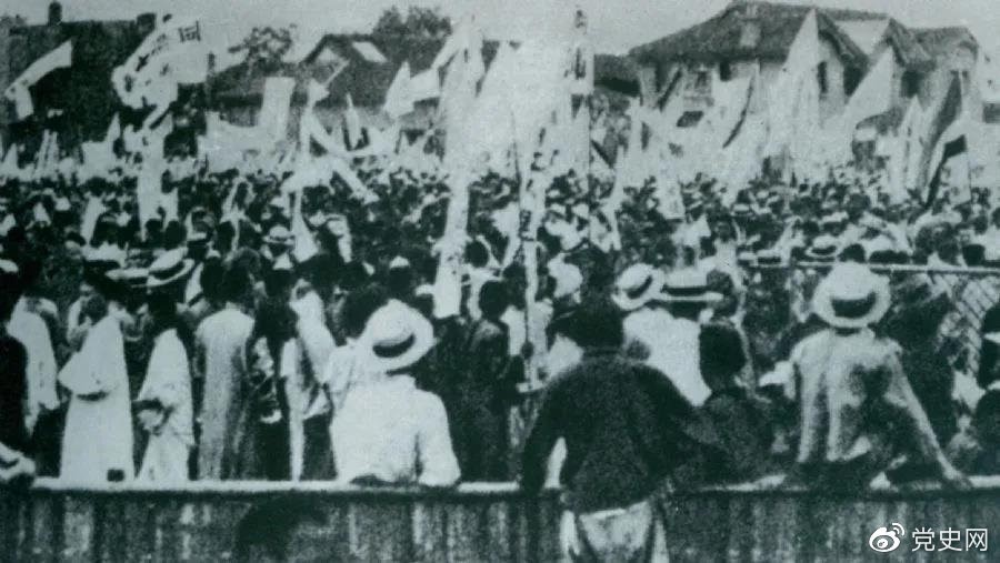1925年5月30日，上海爆發(fā)了反帝愛國的五卅運動，掀起了全國范圍大革命高潮。