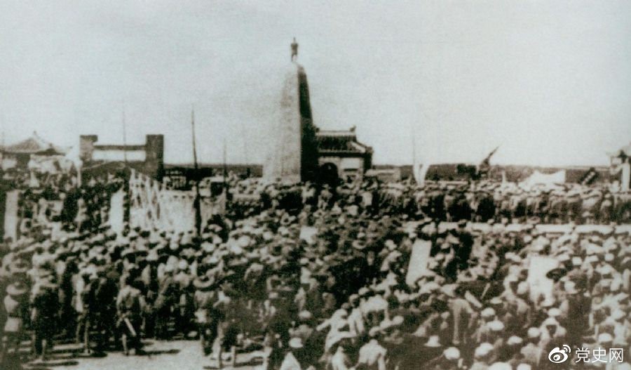 　　1931年6月，紅七軍到達中央革命根據(jù)地江西興國縣，編入彭德懷率領(lǐng)的紅三軍團。圖為當(dāng)時會師的情形。