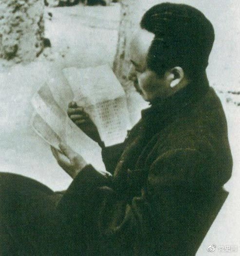 　　1946年6月，國民黨撕毀停戰(zhàn)協(xié)定和政協(xié)決議，挑起全面內(nèi)戰(zhàn)。這是毛澤東在延安審閱有關自衛(wèi)反擊的電報。