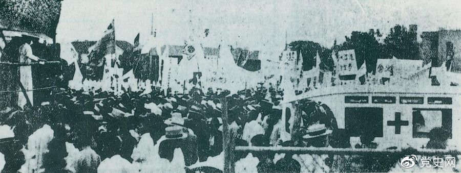 　　1925年6月7日，中國(guó)共產(chǎn)黨通過上海總工會(huì)聯(lián)合上海學(xué)生聯(lián)合會(huì)、上海各馬路商界聯(lián)合會(huì)等，成立了上海反帝運(yùn)動(dòng)的領(lǐng)導(dǎo)機(jī)關(guān)——工商學(xué)聯(lián)合會(huì)。11日，在該會(huì)的主持下，上海20萬群眾集會(huì)，通過了逞兇、賠償、取消領(lǐng)事裁判權(quán)等17項(xiàng)對(duì)外交涉條件。圖為大會(huì)盛況。