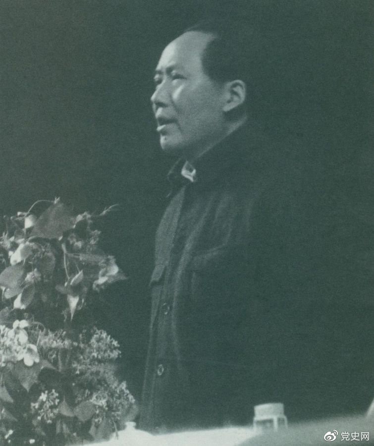 1945年6月11日，毛澤東在中國共產(chǎn)黨第七次全國代表大會上致閉幕詞。