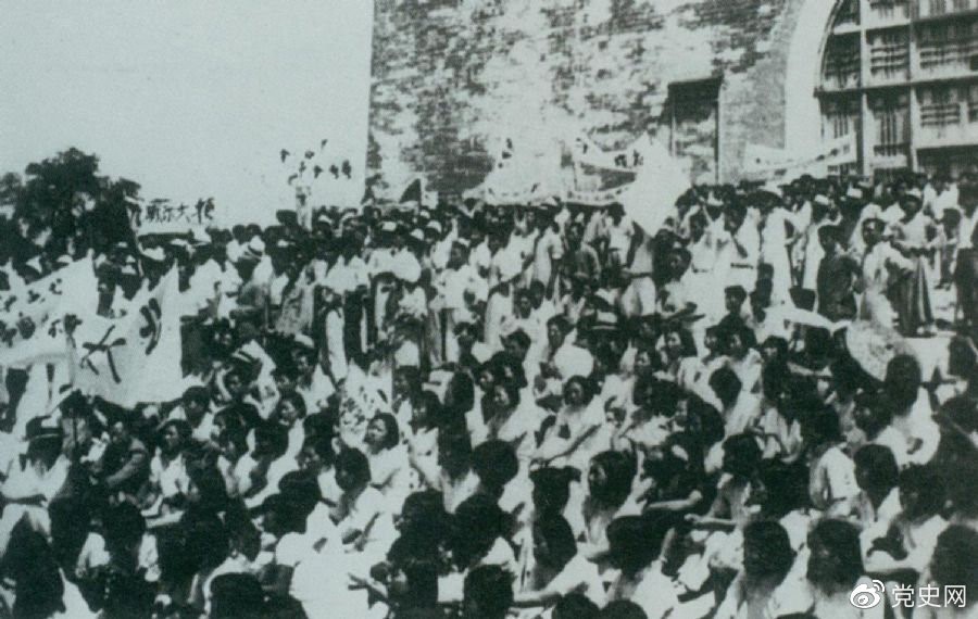 1936年6月13日，北平學(xué)生與市民在鼓樓前舉行聲勢浩大的抗日集會。