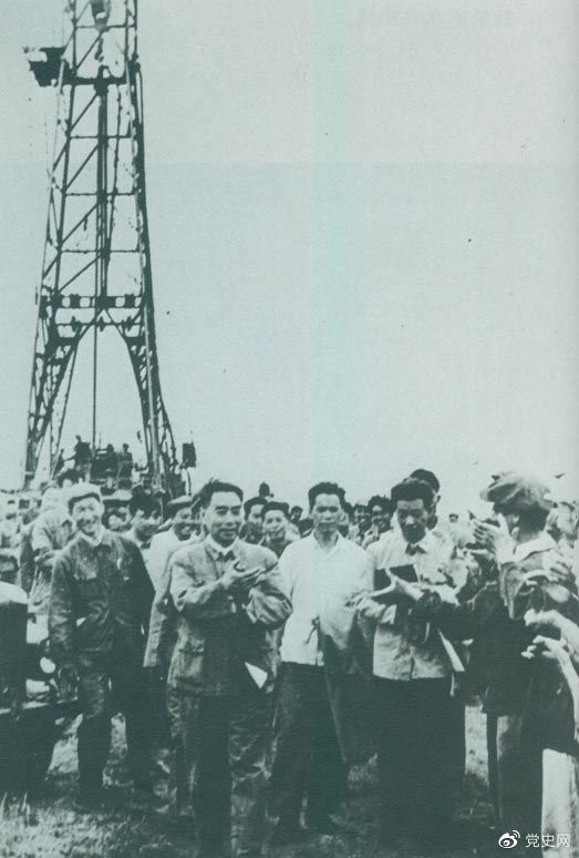 1962年6月，周恩來到大慶視察，這是在1202鉆井隊現(xiàn)場參觀。 