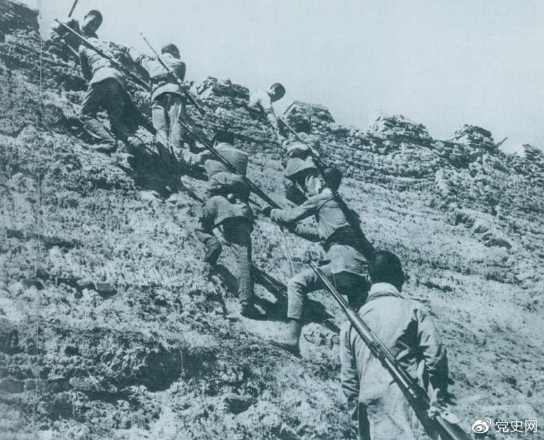 1945年6月25日，八路軍冀中部隊(duì)攻克河北獻(xiàn)縣。圖為部隊(duì)奮勇攀登城墻。