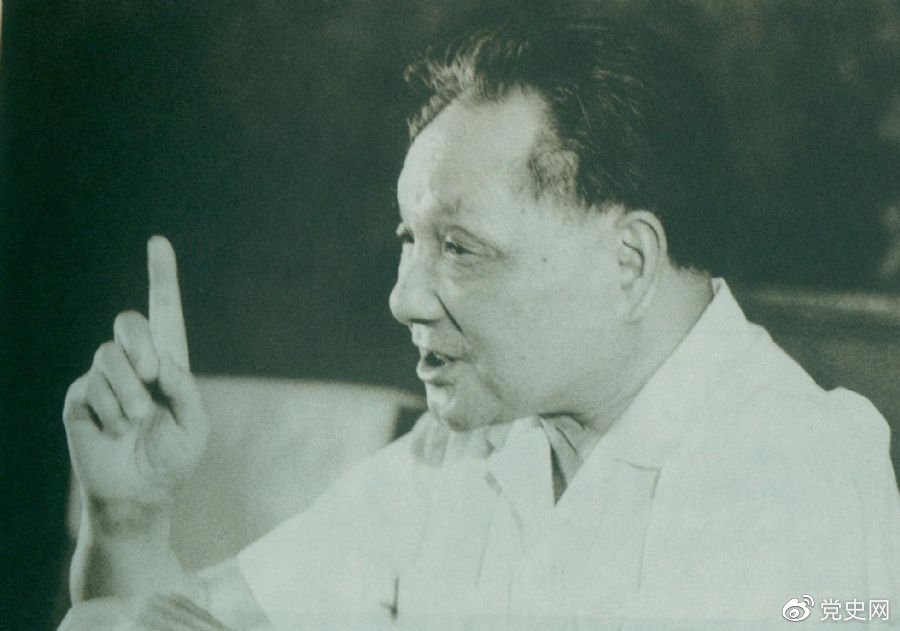 　　1981年6月27日，中共十一屆六中全會通過《關(guān)于建國以來黨的若干歷史問題的決議》。圖為鄧小平在閉幕會上發(fā)表講話。