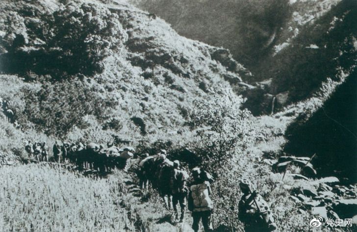 　　1947年6月，劉鄧大軍強(qiáng)渡黃河天險(xiǎn)，千里躍進(jìn)大別山，揭開(kāi)了中國(guó)人民解放軍戰(zhàn)略進(jìn)攻的序幕。