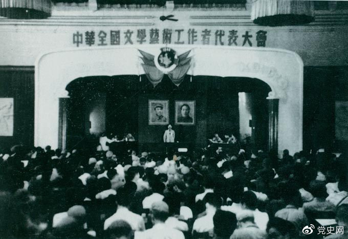 1949年7月2日至19日，第一次中華全國(guó)文學(xué)藝術(shù)工作者代表大會(huì)在北平召開。圖為大會(huì)會(huì)場(chǎng)。