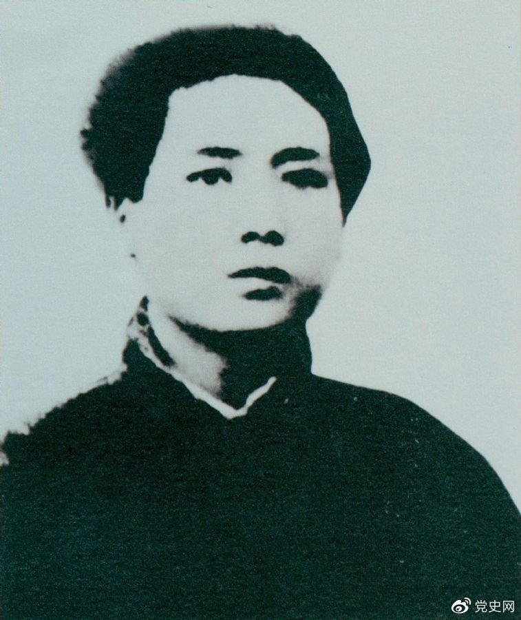1921年7月，毛澤東赴上海參加中國共產(chǎn)黨第一次代表大會(huì)，成為黨的創(chuàng)始人之一。