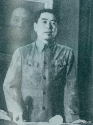 1949年7月6日，周恩來(lái)出席中華全國(guó)文學(xué)藝術(shù)工作者代表大會(huì)。圖為周恩來(lái)在會(huì)上作政治報(bào)告。