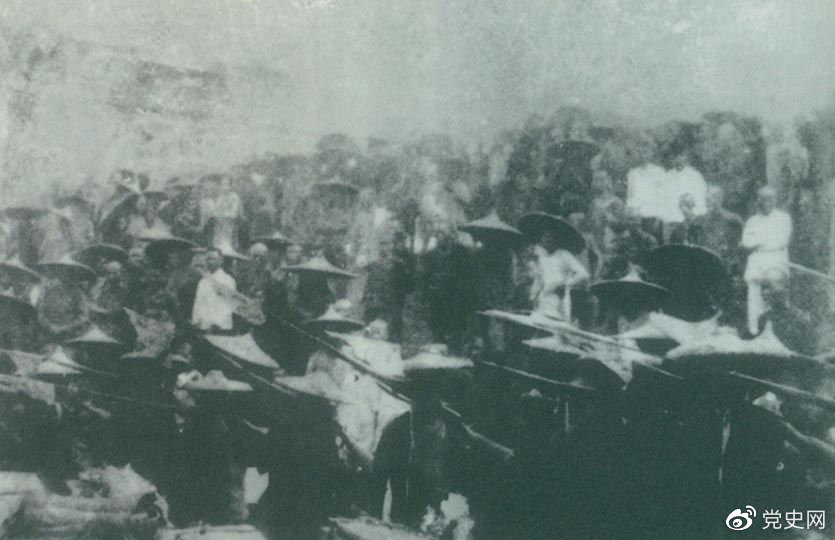 　　1926年7月9日，國民革命軍開始北伐。兩天后，北伐軍的先頭部隊葉挺獨立團攻占了長沙。然后向武漢進攻。一路上，迅猛發(fā)展的農(nóng)民運動有力地配合了北伐戰(zhàn)爭。在湖南、江西、湖北，農(nóng)民運動越來越引人注目。這是支援北伐戰(zhàn)爭的農(nóng)民自衛(wèi)軍。