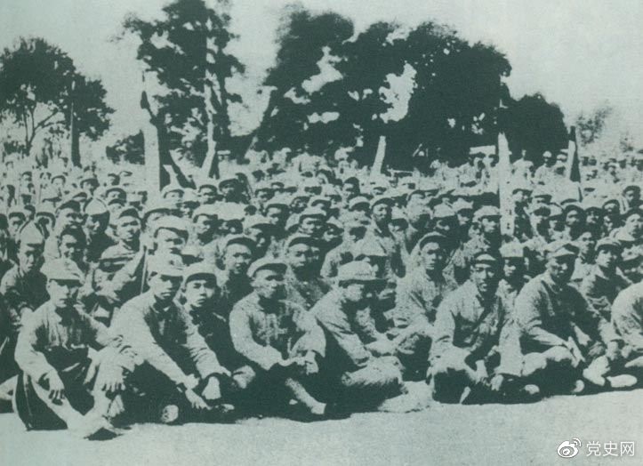 盧溝橋事變后的第11天，1937年7月18日，延安召開群眾大會，毛澤東發(fā)表演說。據當時報載：“演詞激昂，聽眾均摩拳擦掌，熱血沸騰，愿赴抗日戰(zhàn)場，與日寇決一死戰(zhàn)。”