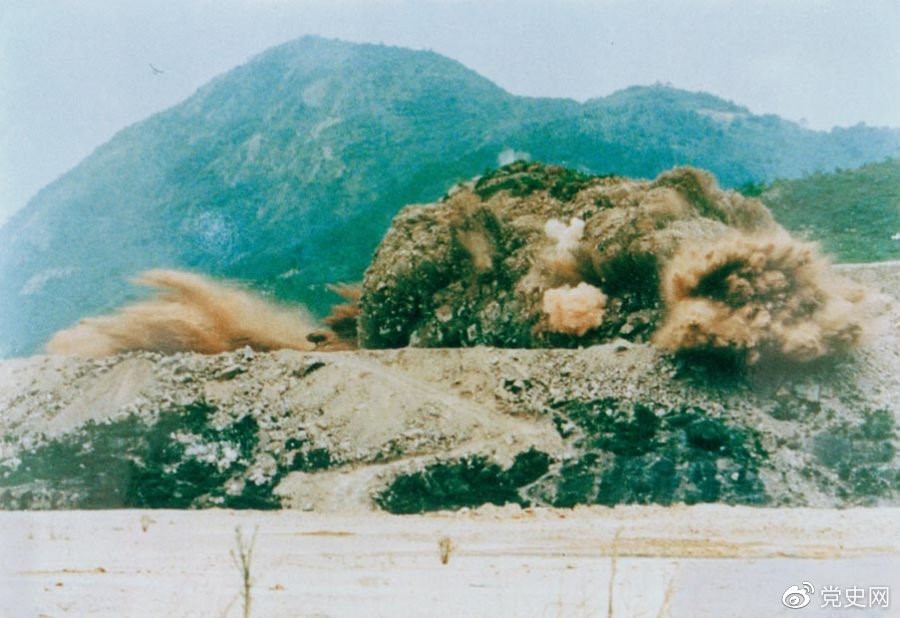 1979年7月20日，深圳蛇口工業(yè)區的建設者點(diǎn)燃開(kāi)山炮時(shí)的場(chǎng)面。