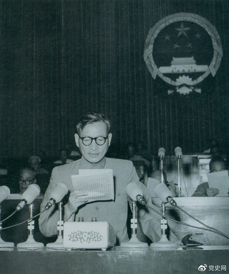 1955年7月，陳云在一屆全國人大二次會(huì )議上作堅持和改進(jìn)糧食統購統銷(xiāo)工作的報告。