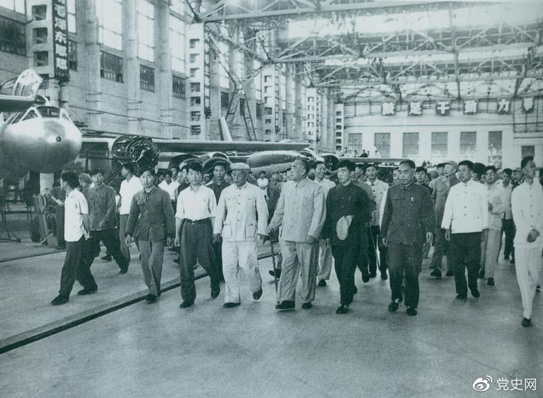 1964年7月31日，朱德視察哈爾濱飛機制造廠(chǎng)。