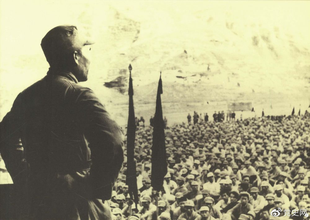 1937年8月后，朱德任中共中央軍委副主席、中央軍委華北軍分會(huì )書(shū)記、國民革命軍第八路軍總指揮（后為第十八集團軍總司令），指揮八路軍開(kāi)赴華北抗日前線(xiàn)。圖為朱德對即將開(kāi)赴前線(xiàn)的八路軍將士講話(huà)。